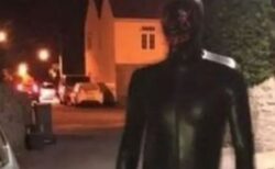 イギリスの田舎町に不気味な「マスクマン」が出没、全身黒いボディスーツ