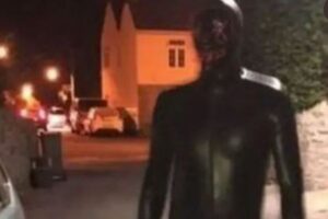イギリスの田舎町に不気味な「マスクマン」が出没、全身黒いボディスーツ