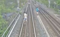 カナダで子供が線路内に侵入、電車が通過する際、危うく轢かれそうに【動画】