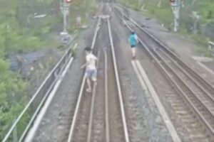 カナダで子供が線路内に侵入、電車が通過する際、危うく轢かれそうに【動画】