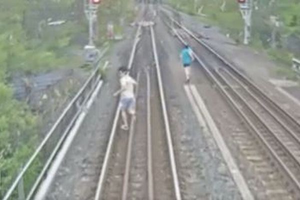 カナダで子供が線路内に侵入、電車が通過する際、危うく轢かれそうに【動画】
