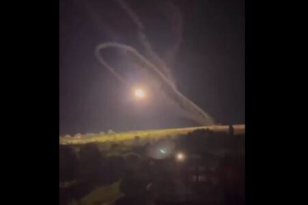 ロシアの地対空ミサイルが暴走、発射地点へUターンし爆発