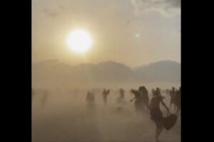 【フランス】ノルマンディーの海岸でミニ竜巻が発生、強風で海水浴客も避難、1人が死亡