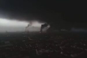 【中国】上海の化学工場で大規模な火災が発生、黒煙が空を覆いつくす