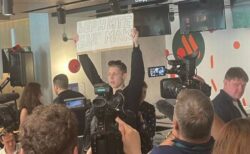 「ビッグマックを復活させろ！」ロシアの元マクドナルドの店舗で男性が抗議