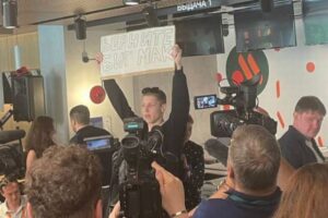 「ビッグマックを復活させろ！」ロシアの元マクドナルドの店舗で男性が抗議