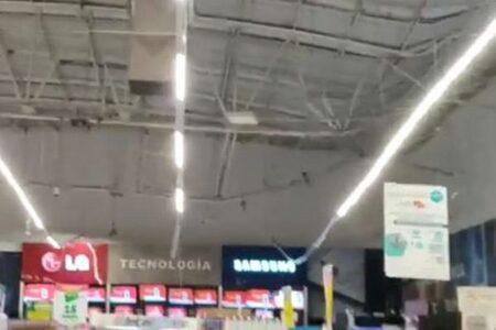 メキシコで大量の雹が降り、スーパーの屋根が崩壊【動画】