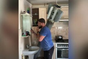 キッチンに突き刺さったロシアのミサイル、そばで髭を剃る男性の動画が話題に