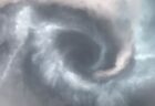 空に巨大な渦が出現、竜巻の「口」が上空に現れる瞬間を撮影