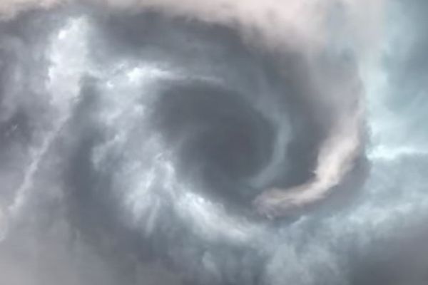 空に巨大な渦が出現、竜巻の「口」が上空に現れる瞬間を撮影