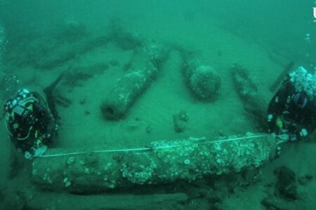 イギリスの海底で1682年に沈没した軍艦を、ダイバーが発見