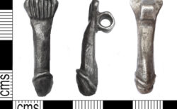 ローマ時代、護身に使われたらしい男性器のペンダントが、イギリスで発見される