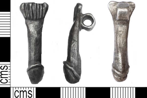 ローマ時代、護身に使われたらしい男性器のペンダントが、イギリスで発見される