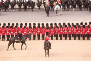 エリザベス女王在位70年式典で注目されたのは、素直に飽き飽きするルイ王子
