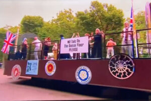 【プラチナジュビリー】パレードの山車にナチスの紋章、ネットに怒り湧く