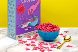 月経がテーマ、ミルクが赤く染まる子宮形の朝食シリアルが登場