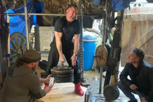 129.5kgのウエイトを指1本で持ち上げ、ギネス世界記録に