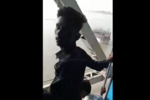 走る列車内の客のスマホを、車外からもぎ取った、想定外のひったくり犯【動画】