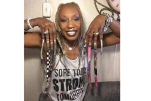 30年間伸ばし続けた自前の爪、長さ30センチ以上でも生活に支障なし！