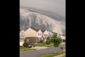 迫り来る津波そっくりの雲に、住人もビックリ！【動画】