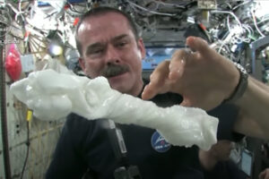 宇宙で濡れタオルを絞るとどうなる？実験動画がツイッターで話題