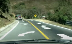 メキシコに実在する道路、カーブでは反対車線が正しい車線になる