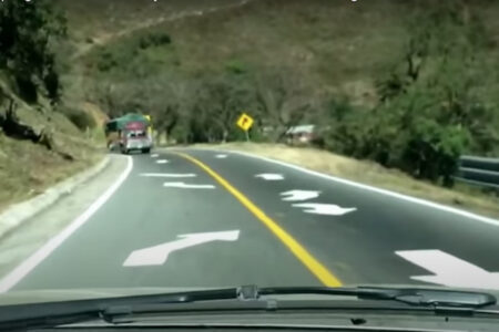 メキシコに実在する道路、カーブでは反対車線が正しい車線になる