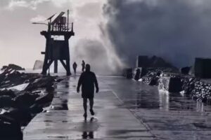 豪でモンスター級の波が発生、防波堤にいたカップルがさらわれる