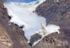 キルギスの山で大規模な雪崩、登山者に迫ってくる映像が大迫力