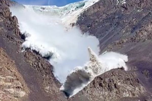 キルギスの山で大規模な雪崩、登山者に迫ってくる映像が大迫力