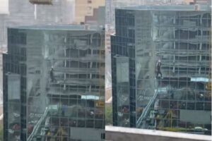 カナダの建設現場で、作業員が資材にぶら下がる様子が目撃される