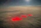 大西洋を飛行していたパイロットが、不気味な赤い光の写真を撮影