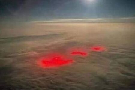 大西洋を飛行していたパイロットが、不気味な赤い光の写真を撮影