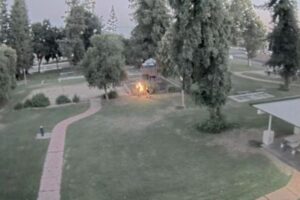 女が男性にガソリンをかけ、火をつける！米警察が公開した映像がショッキング