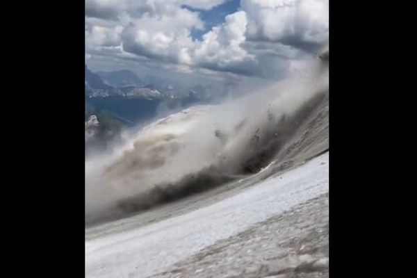 イタリアの山で氷河が崩壊、少なくとも5人の登山者が死亡【動画】