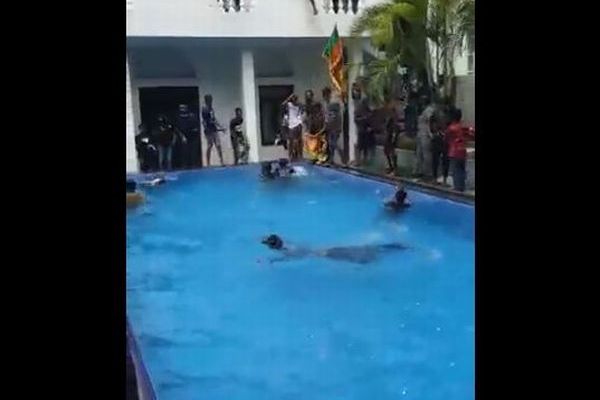 【スリランカ】デモ隊が大統領の公邸に侵入、プールにも殺到