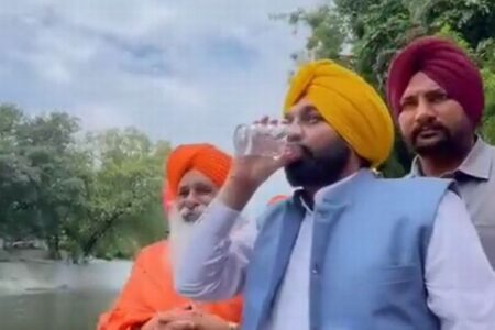 インドの州首相が「聖なる川」の水を飲む動画を公開、その後入院か？