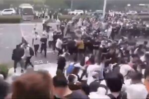 中国の銀行が預金を凍結、預金者が抗議を行い治安当局と衝突