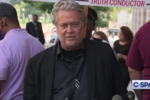 スティーブ・バノン被告に有罪判決、議会侮辱罪で4カ月の実刑