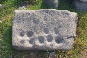 無数のカップ・マークがついた岩…貯水池の水位低下で先史時代の遺物が出現【イギリス】