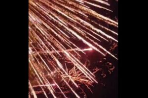 フランスの祭典で花火が暴発、2人が死亡、7人が負傷