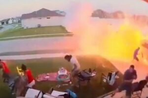 庭で花火をしたら暴発、次々と引火し、恐ろしい事態に発展【動画】