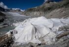 スイスにあるローヌ氷河、氷の融解を防ぐためにブランケットで覆われる