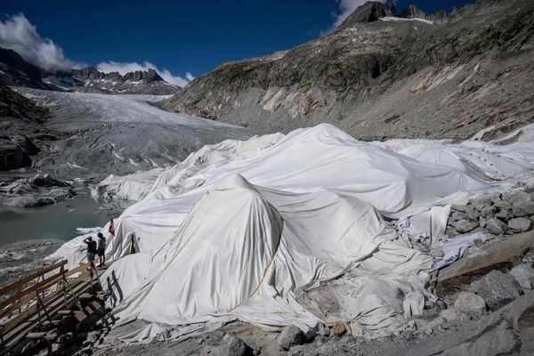 スイスにあるローヌ氷河、氷の融解を防ぐためにブランケットで覆われる