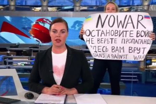 ロシアのテレビで戦争への抗議をした女性、警察に拘束される