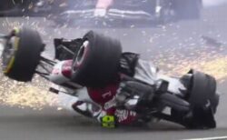 F1のイギリスGPで壮絶なクラッシュ、マシンが逆さまで地面を滑り、フェンスに激突