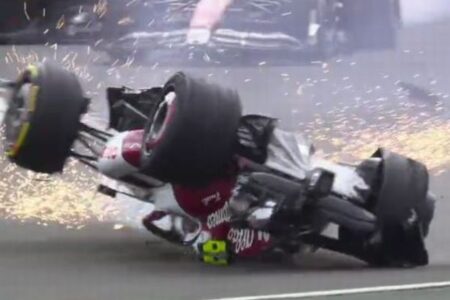 F1のイギリスGPで壮絶なクラッシュ、マシンが逆さまで地面を滑り、フェンスに激突