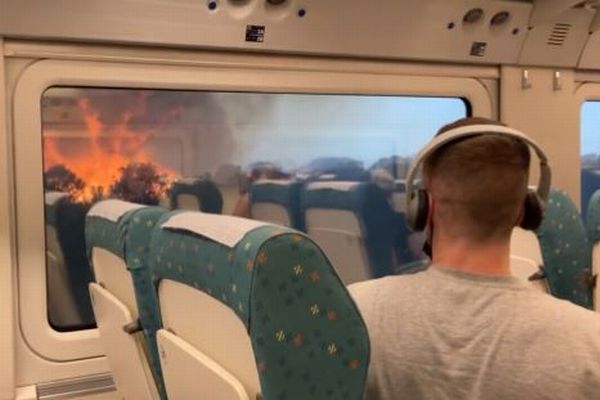 スペインで列車が炎に囲まれる…車内から撮影された動画が恐ろしい