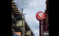 NYで男が警察から逃げるため、高架橋から隣の建物へジャンプ！果たして結果は？
