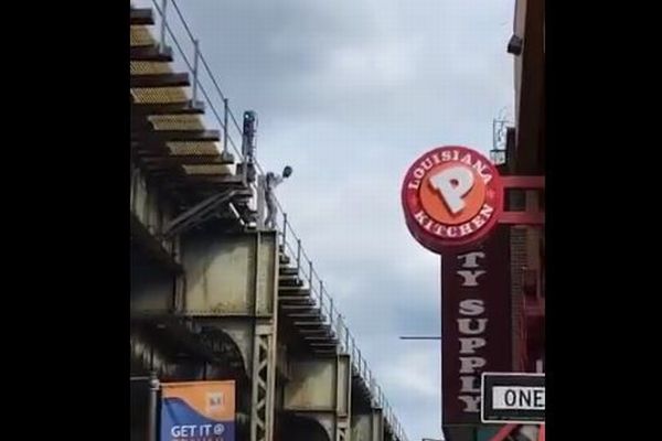 NYで男が警察から逃げるため、高架橋から隣の建物へジャンプ！果たして結果は？